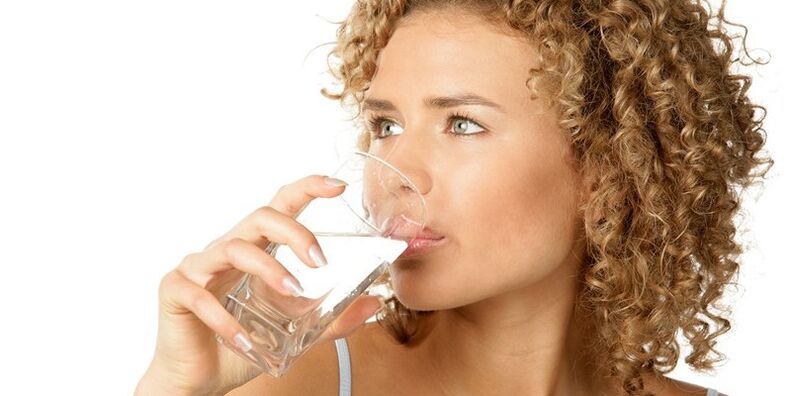 Pri pitnej diéte musíte okrem iných tekutín skonzumovať 1, 5 litra čistenej vody