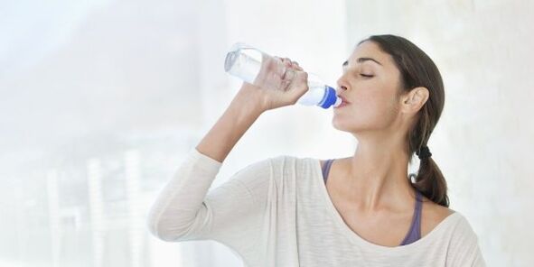 Ak chcete rýchlo schudnúť, musíte vypiť aspoň 2 litre vody denne. 