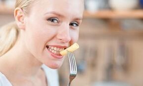 Dievča jesť cestoviny